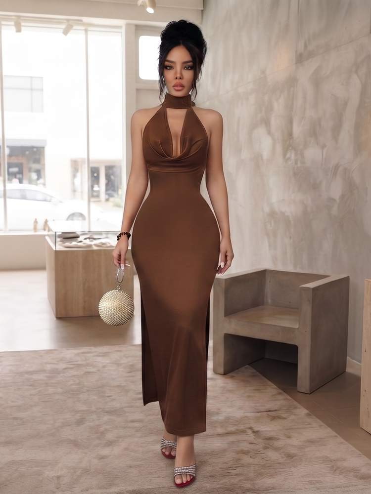 Modelo con vestido largo chocolate de cuello halter, abertura en el pecho y falda entallada con abertura lateral
