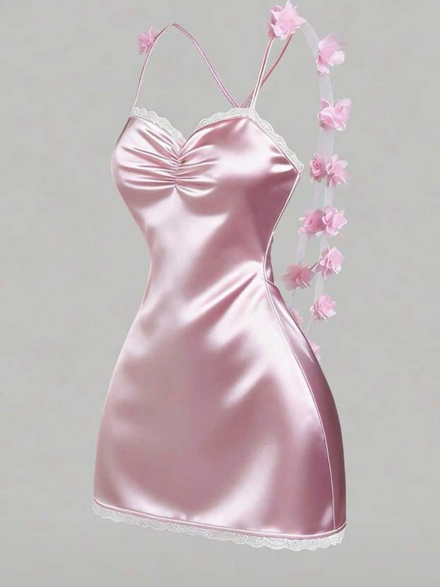 Vestido corto de satén rosa con encaje blanco en escote y ruedo y una guirnalda de flores de tul